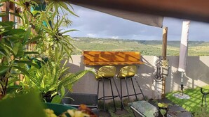 A covered outdoor seating area with a view of the countryside. - Charming Garden Route Villa, Nature View and BBQ Bliss (Mossel Bay)