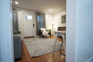 Interior - Cozy Retreat- 1 mile from Uptown Charlotte (Charlotte)