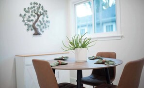 Dining - Cozy Retreat- 1 mile from Uptown Charlotte (Charlotte)