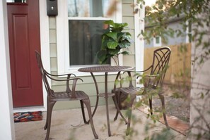 Outdoor dining - Cozy Retreat- 1 mile from Uptown Charlotte (Charlotte)