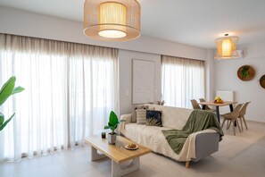 Smart TV - 1-Bedroom Beachfront Urban Retreat with Outdoor Hot Tub & Private Parking (Rethymno Town)