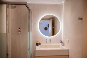 Shower, hair dryer, towels - 1-Bedroom Beachfront Urban Retreat with Outdoor Hot Tub & Private Parking (Rethymno Town)