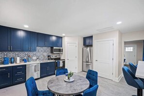 Fridge, microwave, oven, stovetop - Enderly Park - Beautiful New Chic Suite (Charlotte)