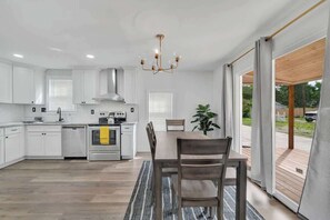 Fridge, microwave, oven, stovetop - City Chic: Your Ideal Stay (Charlotte)