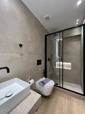 Deluxe Apartment, 1 Bedroom | Bathroom - BlueMotion - CruiseNest Single  (Pireas)