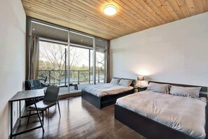 WiFi, bed sheets - Lake House Wood Sauna & Hot Tub (Portland)