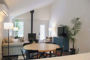 Interior - Hytte Hideaway• Aprés Ski Hot Tub (Calabogie)