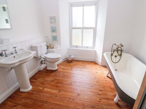 Shower - Pedn Brose (Penzance)