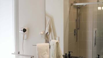Shower, shampoo