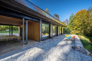Outdoor dining - The Calabogie Eco Retreat (Calabogie)