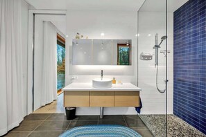 Shower, shampoo - The Calabogie Eco Retreat (Calabogie)
