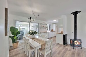Dining - Stillwater Escape + Hot Tub (Renfrew)