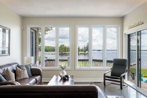 TV, fireplace, offices - Barrett Chute Lakehouse (Calabogie)
