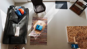 Una sala de estar moderna con un sofá, un sillón y una mesa de centro de madera.