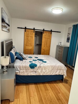 Room - Spacious 3 bedrooms 2 Bathrooms house in Central Islip NY (Central Islip)