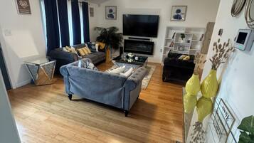 Smart TV, fireplace