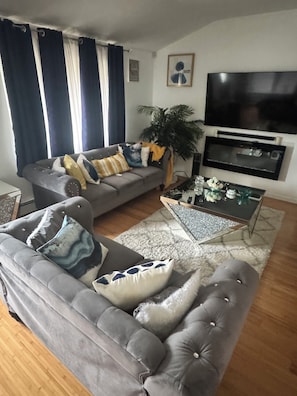 Smart TV, fireplace