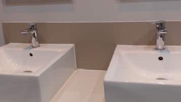 Deluxe Double Room, Balcony, River View | Bathroom