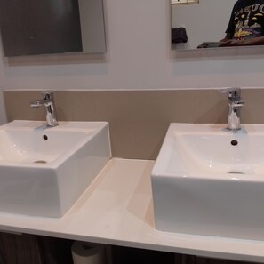 Deluxe dubbelrum - balkong - utsikt mot floden | Badrum