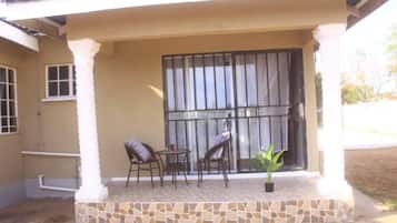 Habitación Deluxe doble, balcón, vistas al río | Terraza o patio