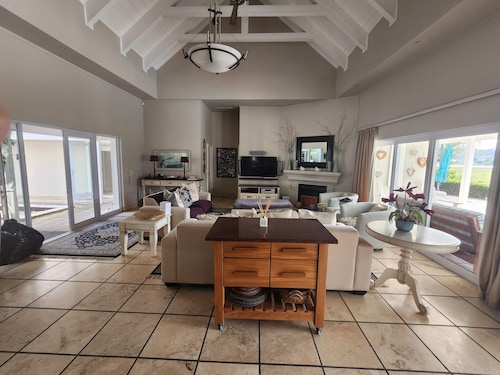 Serene 5-bedroom villa in Knysna perfect for family getaways