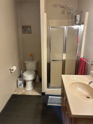 Bathroom - 2-bedroom house in Sterling perfect for relaxing stays close to local fishing. (Sterling)