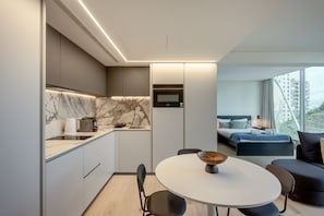 Microwave, coffee/tea maker, cookware/dishes/utensils - Areeiro Vision Studio by Homing (Lisbon)