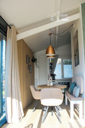 Dining - The Kingfisher is a comfortable ground-floor bungalow with fenced garden, wood stove and fully equipped kitchen. Near the beach, dunes and forest of Schoorl, Petten and Bergen. Perfect for families and dog lovers. (Dirkshorn)