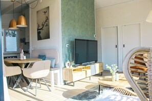 Outdoor dining - The Kingfisher is a comfortable ground-floor bungalow with fenced garden, wood stove and fully equipped kitchen. Near the beach, dunes and forest of Schoorl, Petten and Bergen. Perfect for families and dog lovers. (Dirkshorn)