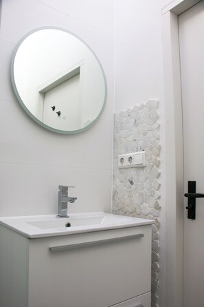 Bathroom - The Kingfisher is a comfortable ground-floor bungalow with fenced garden, wood stove and fully equipped kitchen. Near the beach, dunes and forest of Schoorl, Petten and Bergen. Perfect for families and dog lovers. (Dirkshorn)