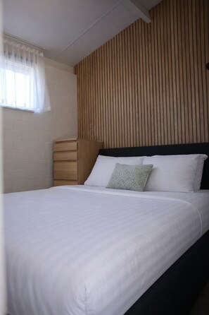 Room - The Kingfisher is a comfortable ground-floor bungalow with fenced garden, wood stove and fully equipped kitchen. Near the beach, dunes and forest of Schoorl, Petten and Bergen. Perfect for families and dog lovers. (Dirkshorn)