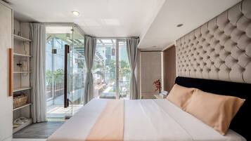 Family Studio, City View | Desk, free WiFi