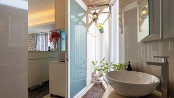 Family Studio, City View | Bathroom | Free toiletries, hair dryer, towels, soap