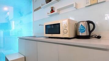 Family Studio, City View | Private kitchen