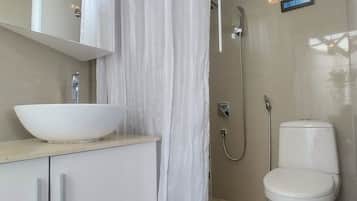 Studio Keluarga, pemandangan kota | Kamar mandi | Perlengkapan mandi gratis, pengering rambut, handuk, dan sabun