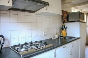Kjøleskap, mikrobølgeovn, kokeplater og kaffetrakter/tekoker