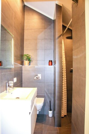 Bathroom - Strandbries is a bright and serene holiday home in Warmenhuizen, close to the beach, dunes and forest of Schoorl, Bergen and Petten. Featuring a wooden floor, sunny garden, Green Egg and slow-living vibe. Perfect for families and nature lovers. (Warmenhuizen)