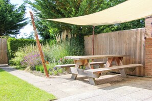 Outdoor dining - Strandbries is a bright and serene holiday home in Warmenhuizen, close to the beach, dunes and forest of Schoorl, Bergen and Petten. Featuring a wooden floor, sunny garden, Green Egg and slow-living vibe. Perfect for families and nature lovers. (Warmenhuizen)