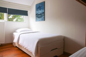 Room - Strandbries is a bright and serene holiday home in Warmenhuizen, close to the beach, dunes and forest of Schoorl, Bergen and Petten. Featuring a wooden floor, sunny garden, Green Egg and slow-living vibe. Perfect for families and nature lovers. (Warmenhuizen)