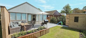 Outdoor dining - The Pelican is a recently renovated ground-floor holiday bungalow on the ’t Geestmerambacht park near Schoorl and Bergen. Enjoy peace, sunshine and nature close to the beach, dunes, forest and tulip fields. (Warmenhuizen)