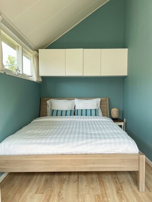 Room - The Pelican is a recently renovated ground-floor holiday bungalow on the ’t Geestmerambacht park near Schoorl and Bergen. Enjoy peace, sunshine and nature close to the beach, dunes, forest and tulip fields. (Warmenhuizen)