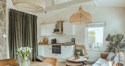 The Soultree is a detached ground-floor cottage with a boho-industrial design on the ’t Geestmerambacht park near Schoorl and Bergen. Enjoy peace, nature and style close to the beach, dunes, forest and Alkmaar.