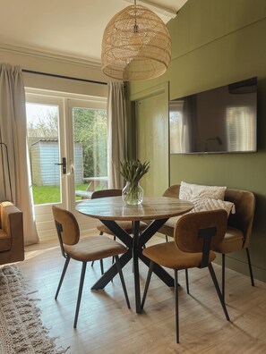 Dining - The Soultree is a detached ground-floor cottage with a boho-industrial design on the ’t Geestmerambacht park near Schoorl and Bergen. Enjoy peace, nature and style close to the beach, dunes, forest and Alkmaar. (Warmenhuizen)