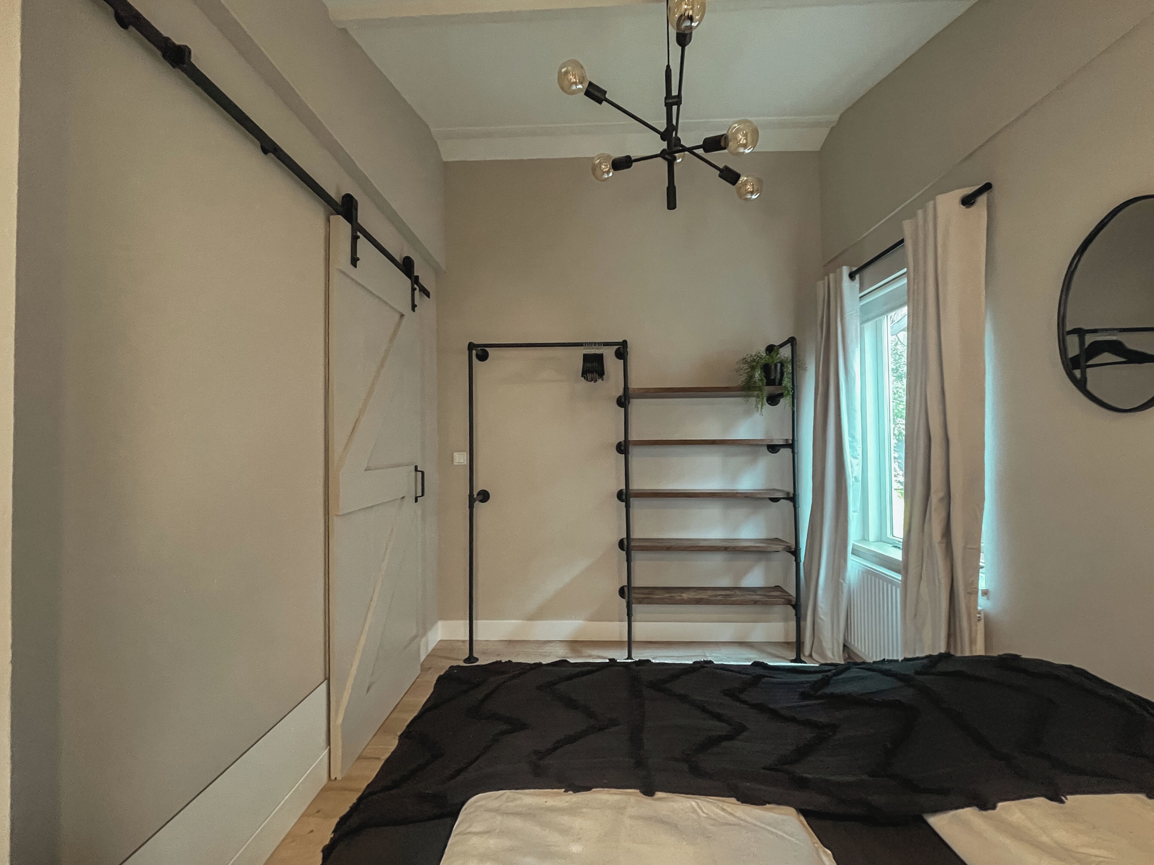 2 slaapkamers, een strijkplank/strijkijzer, reisbedje, wifi