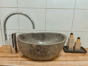 Bathroom - The Soultree is a detached ground-floor cottage with a boho-industrial design on the ’t Geestmerambacht park near Schoorl and Bergen. Enjoy peace, nature and style close to the beach, dunes, forest and Alkmaar. (Warmenhuizen)