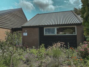 Exterior - A boutique coastal lodge between sea and forest, personally managed by Dutch Sweet Home. With a fireplace, sunny garden and serene atmosphere — created for slow living and true relaxation. (Warmenhuizen)