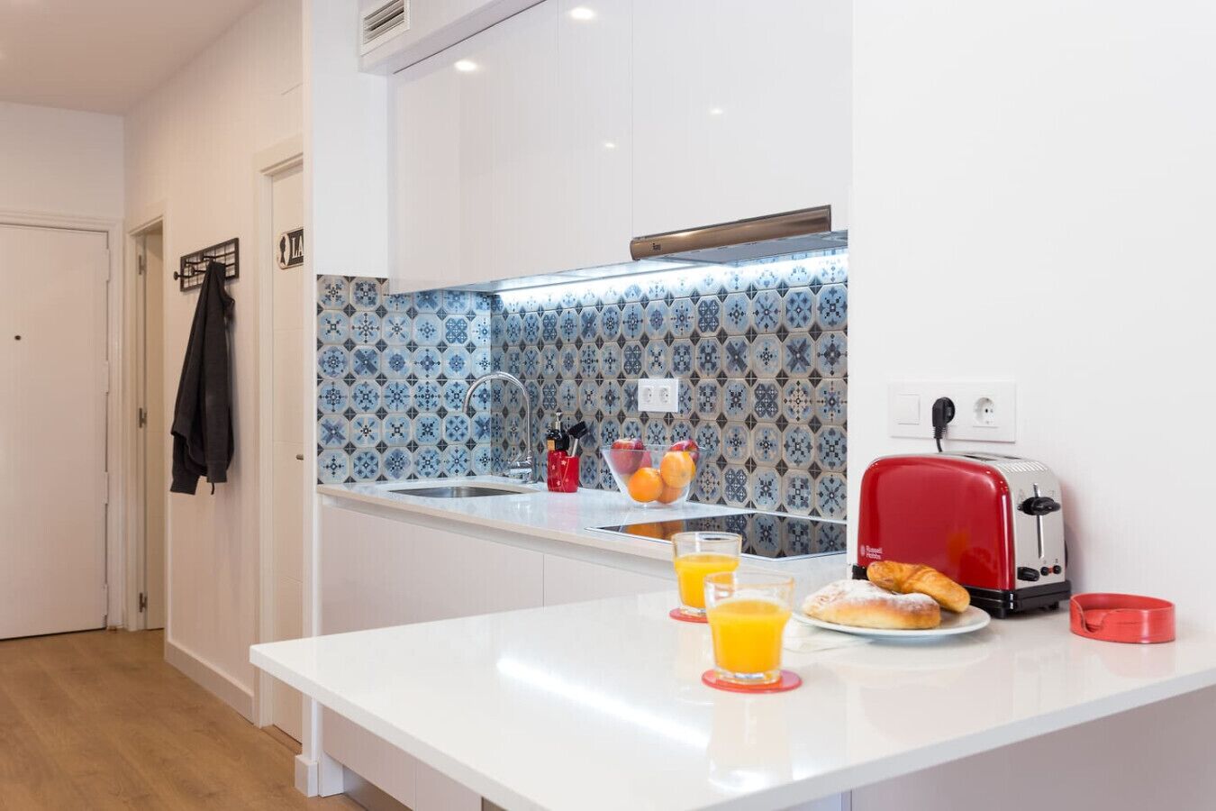 Kühlschrank, Mikrowelle, Ofen, Geschirrspüler