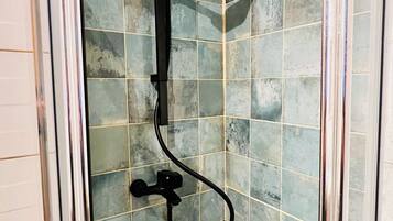 Ducha, secador de pelo, toallas, papel higiénico