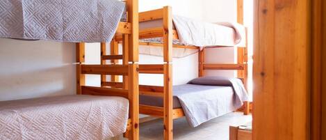 2 chambres, fer et planche Ă repasser