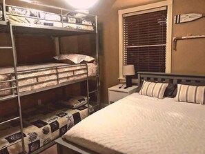 Room - This island canal home provides beautiful views and amazing sunsets! (Freeport)